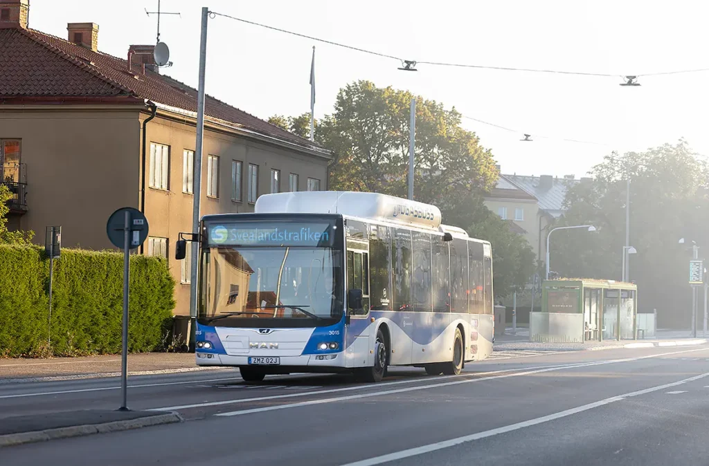A bus from Svealandstrafiken driving on the roads.